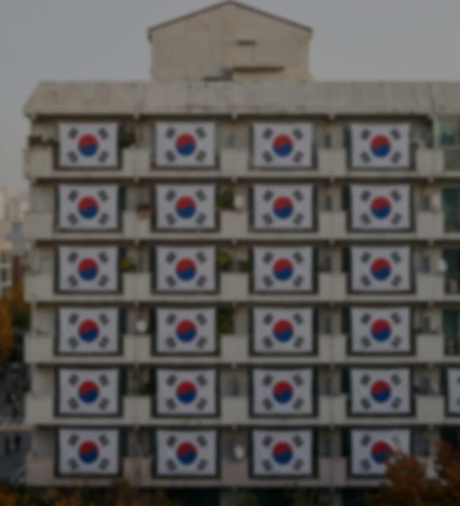 거리 곳곳에 태극기가 걸려 있는 한국의 골목 풍경